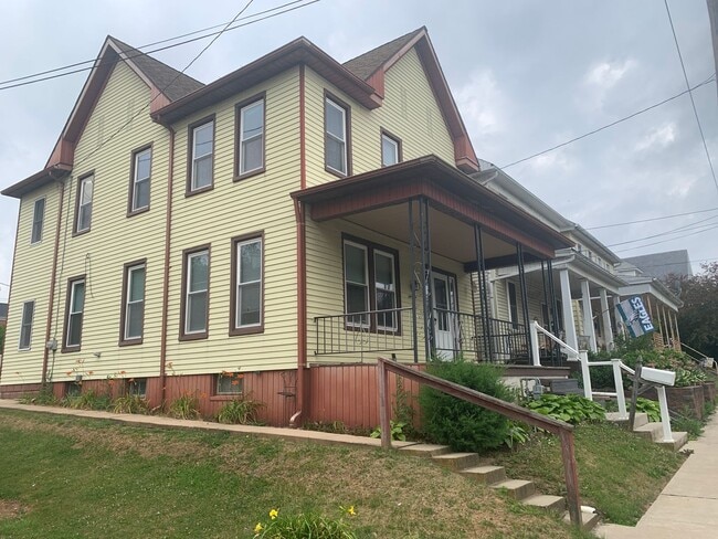 Primary Photo - Dallastown SD 3 Bedroom House-Yard, Parking