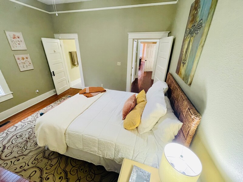 Building Photo - 621 W Daisy L Gatson Bates Dr