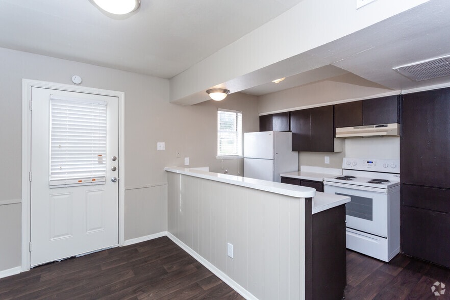 Holiday Hills Apartments 811 N Plymouth Rd Dallas TX 75211