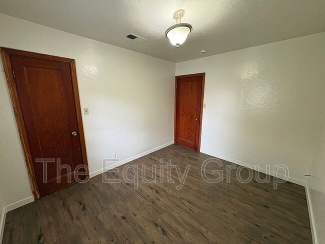 Building Photo - 309 W Noble Ave