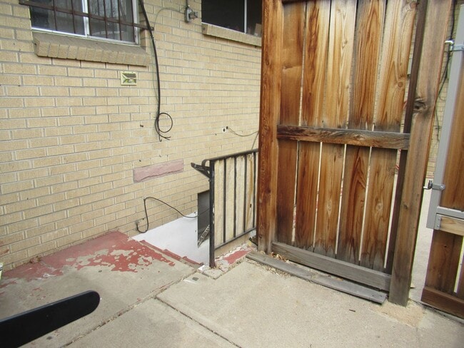 Building Photo - Spacious 3 bed/1 bath basement unit available now!