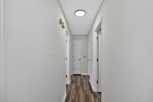 Building Photo - 1009 Lynndale Dr