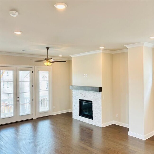 Building Photo - 657 SUMMIT HILL Way