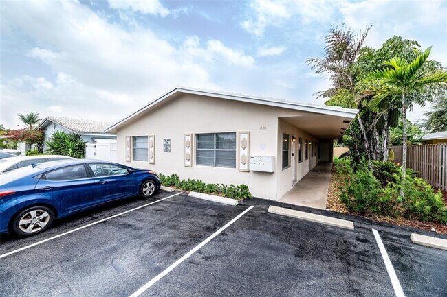Building Photo - 805 NE 23rd Dr