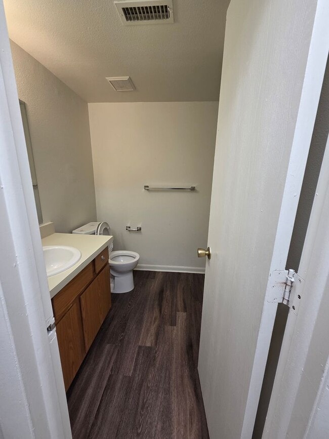 Building Photo - 2 Bed Apartment in the Heart of Golden!