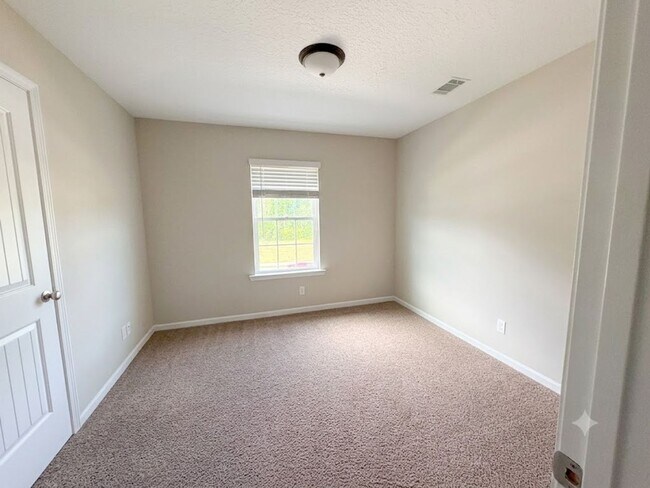 Building Photo - Ask mgmt about 1k off the first month of rent