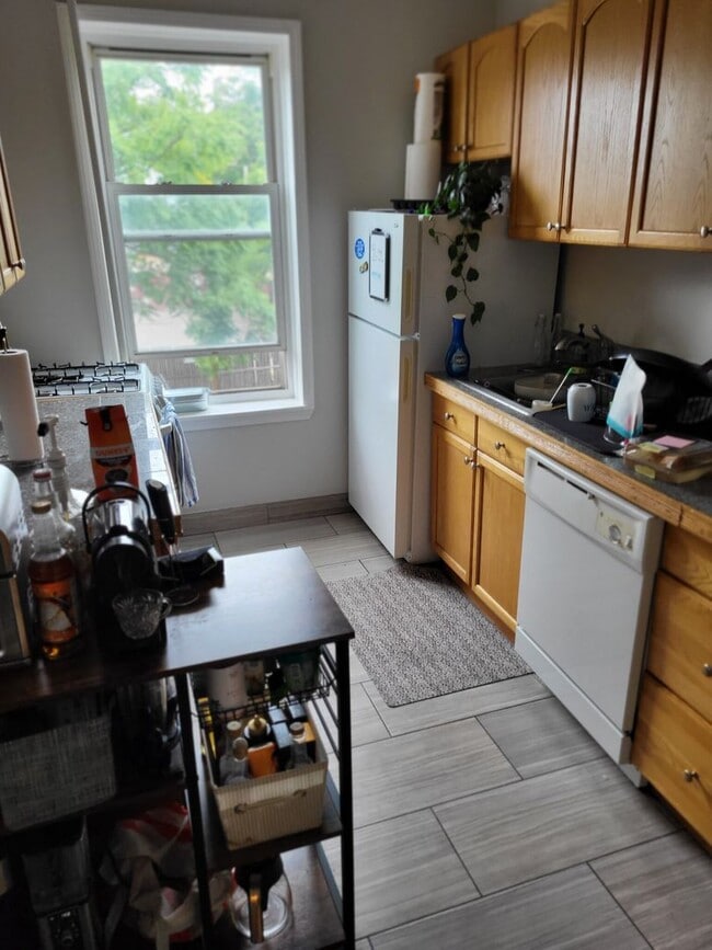 Building Photo - Awesome three bedroom apartment in Allston