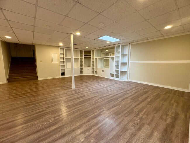 Building Photo - 1325 W Poplar St