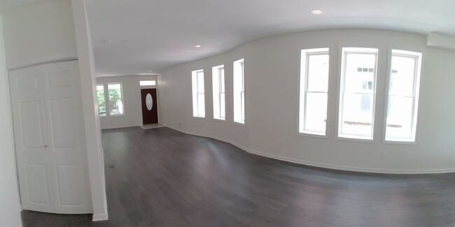 Building Photo - 4 Bedroom 3.5 Bath Home