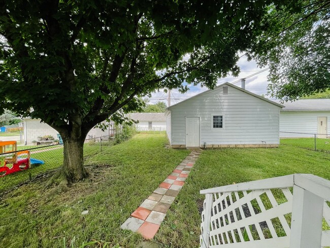 Building Photo - Garage and Fence