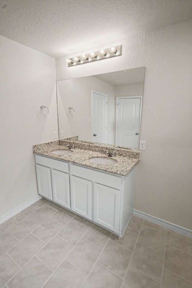 Building Photo - Like-New Cibolo Home with Flexible Living Space - Realtor Commission: $500