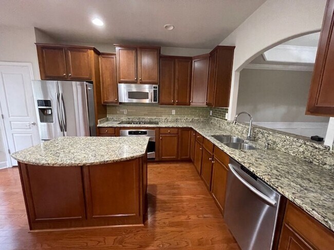 Building Photo - Midtowne