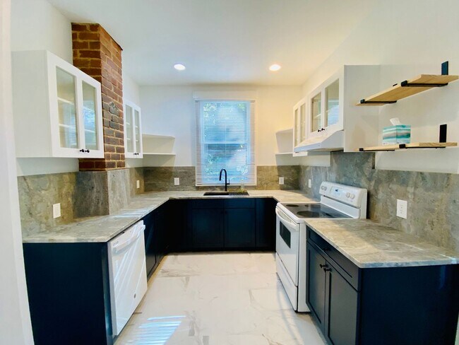 Building Photo - Beautifully Renovated 2bdrm/1.5bth Row House Located in Historic Church Hill!!