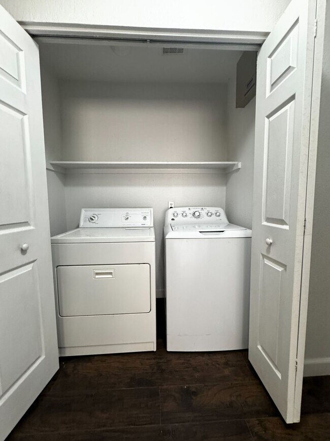 Building Photo - 3 BEDROOM WITH FIREPLACE AND LVP PLANK FLO...