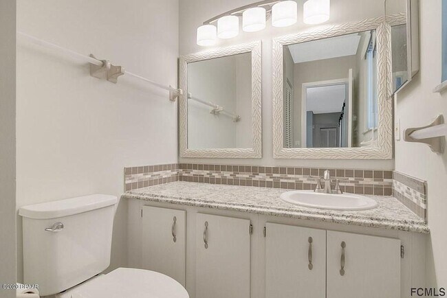 Building Photo - Stunning townhome on Palm Harbor Golf Course!