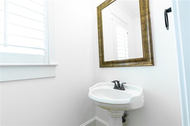 Building Photo - 2288 Oakview Rd NE