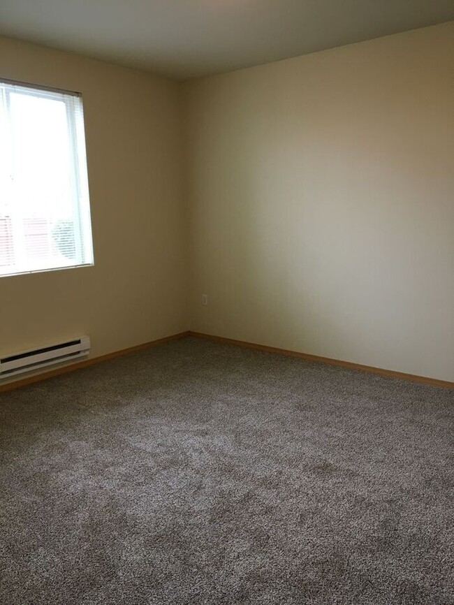 Building Photo - AVAILABLE NOW Spacious condo near shopping