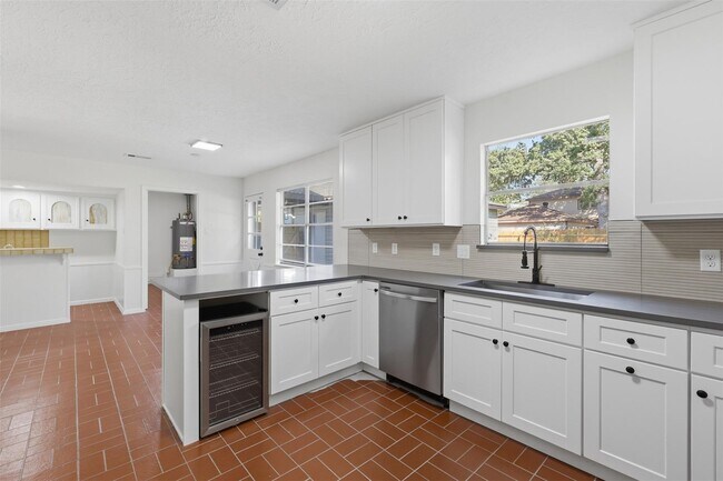 Building Photo - 3930 Cypress Hill Dr