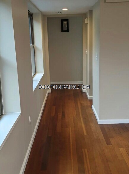 Building Photo - 197 Sidney St