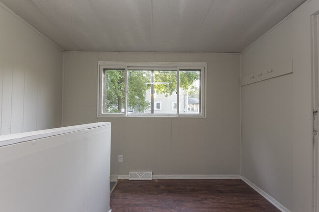 Building Photo - Adorable 2 Bedroom 1 Bath Home