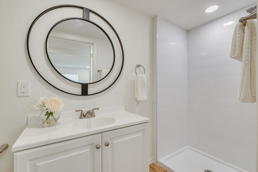 master bath - 325 S Wood St