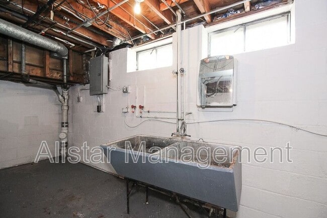 Building Photo - 404 E 215th St