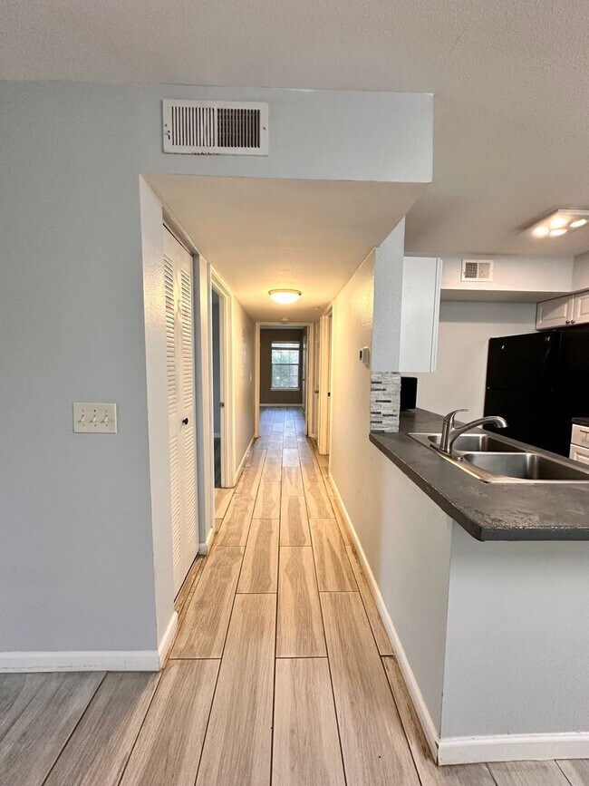 Building Photo - 50% OFF FIRST MONTH'S RENT ---- Recently Remodeled 2B/2B Unfurnished Condo in Indian Lake