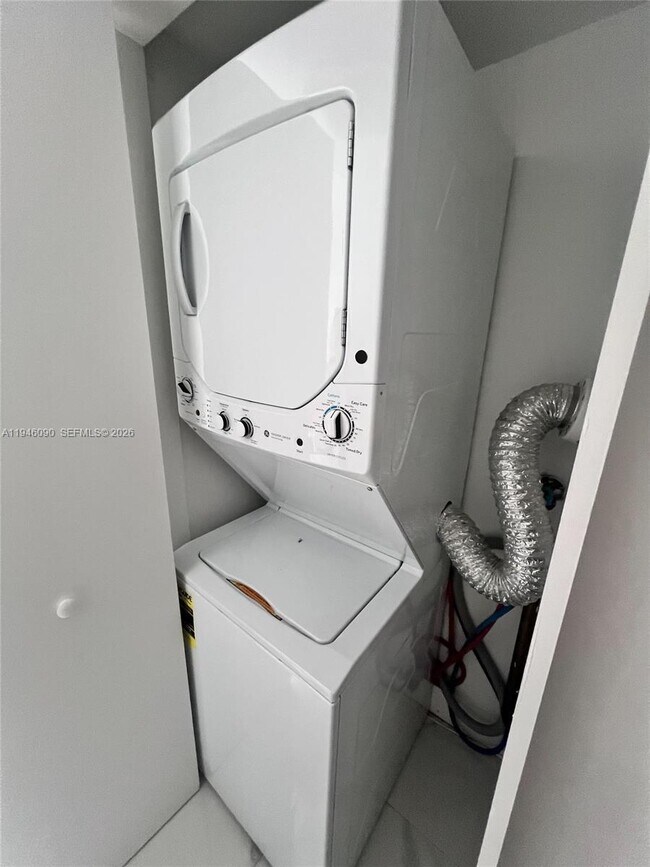 Building Photo - 1440 Brickell Bay Dr