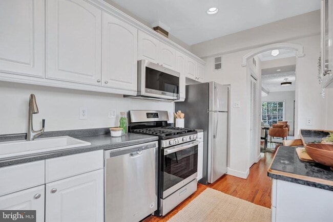 Building Photo - 1437 Duke St