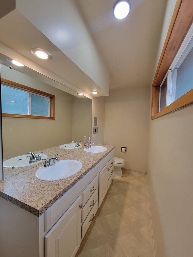 Building Photo - 305 N Quincy Pl