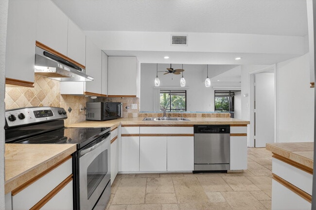 Building Photo - 10253 Riverbend Terrace