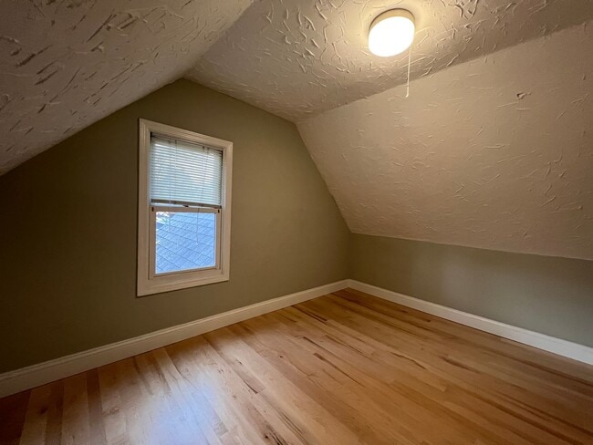 Building Photo - Welcoming Victorian with Modern Comforts *...