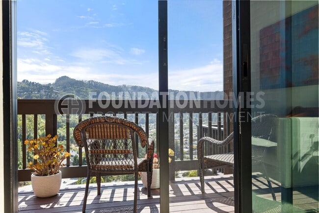 Building Photo - Modern View Condo Steps from Trails & Gold...