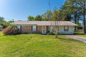 Building Photo - Charming new rental and ready for move in!