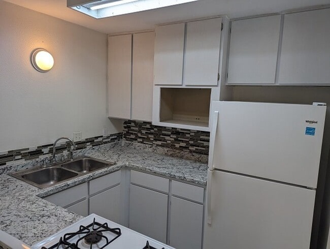 Building Photo - 3 Bedroom 2.5 Bathroom Two Story Townhome in Spring Valley