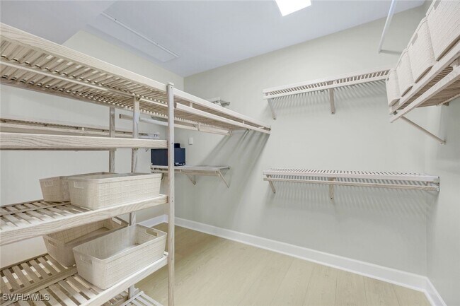 Building Photo - 8720 Bay Colony Dr
