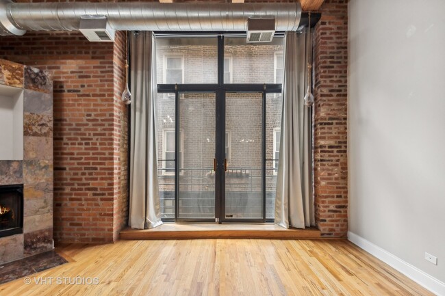 Building Photo - 2735 W Armitage Ave
