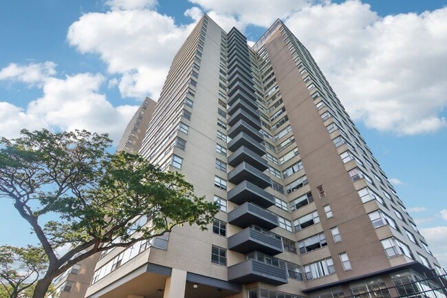 Building Photo - 6301 N Sheridan Rd