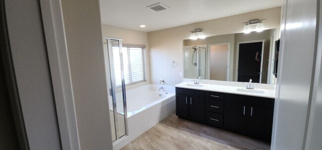 Building Photo - Beautiful 4BED / 3BATH home!