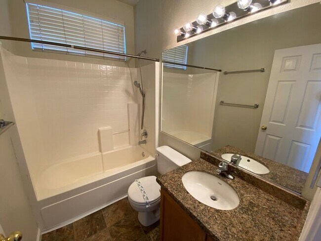 Building Photo - NW Reno 4 Bedroom Home - Mountain Views