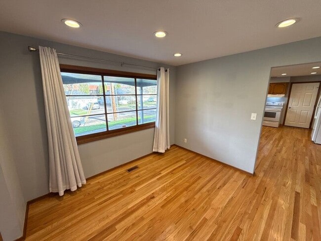 Building Photo - 610 Liberty St SE