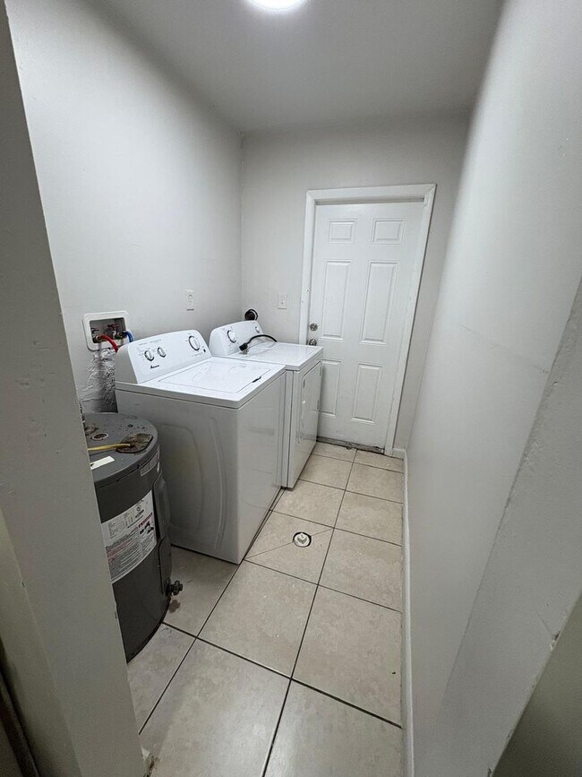 Building Photo - 900 NW