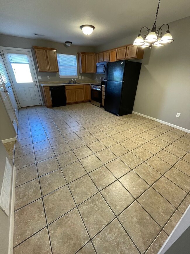 Building Photo - 4 bed/ 2 bath townhouse