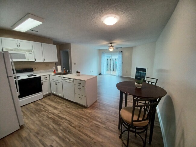 Building Photo - 582 Moull St