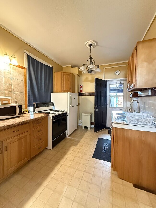 Building Photo - 1 Bed, 1 Bath Apartment, All Utilities Included - Short Term Lease Options Available!