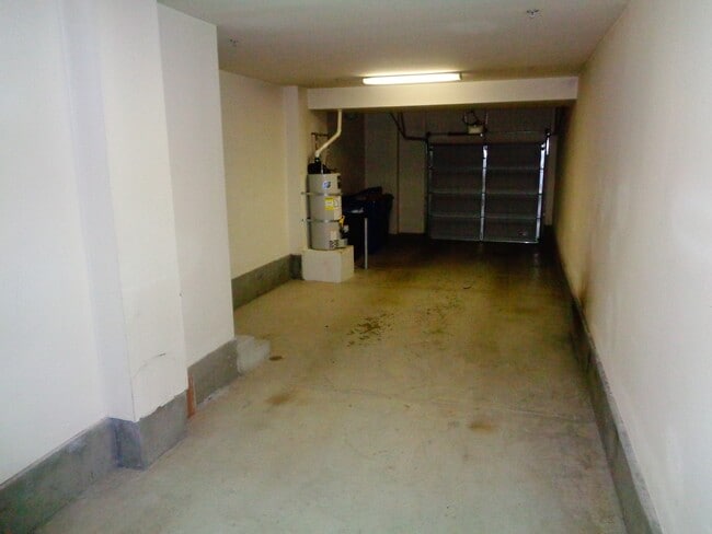 Building Photo - 3 Bed 3 Bath Condo for Rent at the Whittie...