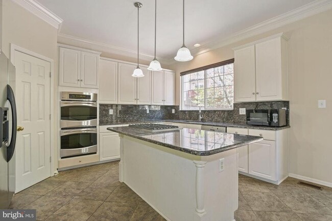 Building Photo - 4002 Rosemeade Dr