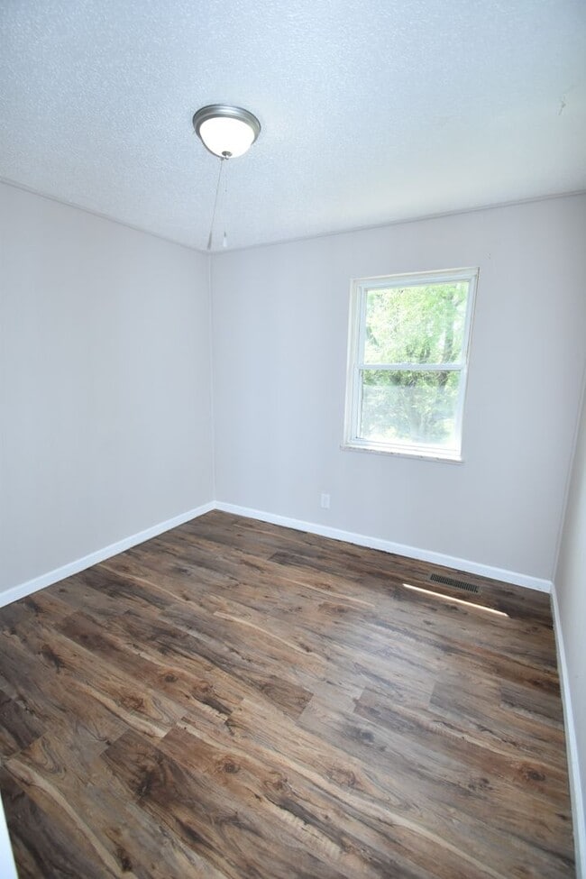 Building Photo - 3 Bedroom 1 Bath Home For Rent Near Heritage Park!