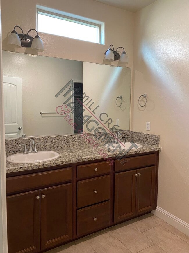 Building Photo - Beautiful 3 bedroom/2 bath home in northwe...