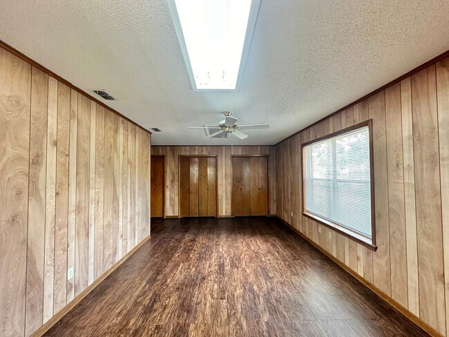 Building Photo - Spacious 3 bedroom 2 bathroom home in Tyler!